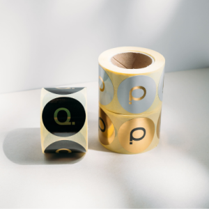 Luxe logo stickers 30mm rond op rol